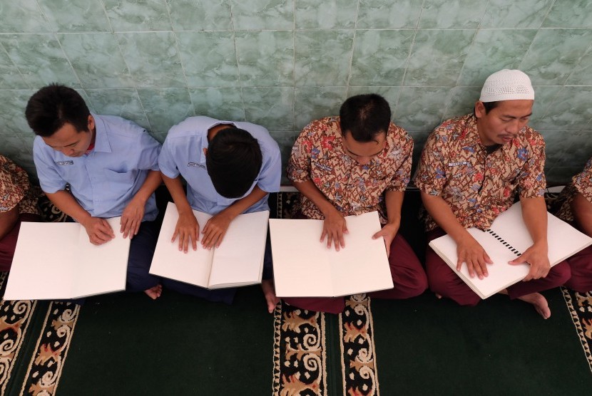 Penyandang tunanetra membaca Al Quran braile di masjid komplek Panti Pelayanan Sosial Disabilitas Netra (PPSDN) 'Penganthi' Temanggung, Jawa Tengah, Jumat (10/5/2019). 