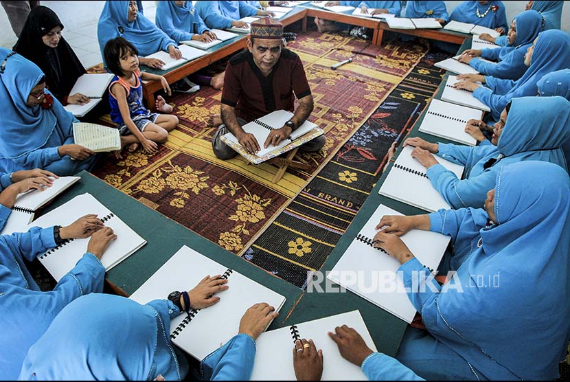 Penyandang tunanetra mengaji Alquran berhuruf braille di Medan. Pemerintah Kota Medan, Sumatera Utara, membatasi usia hingga 60 tahun bagi warga yang menjalani profesi sebagai pelayanan masyarakat, dan sekaligus penerima bantuan di wilayah setempat.