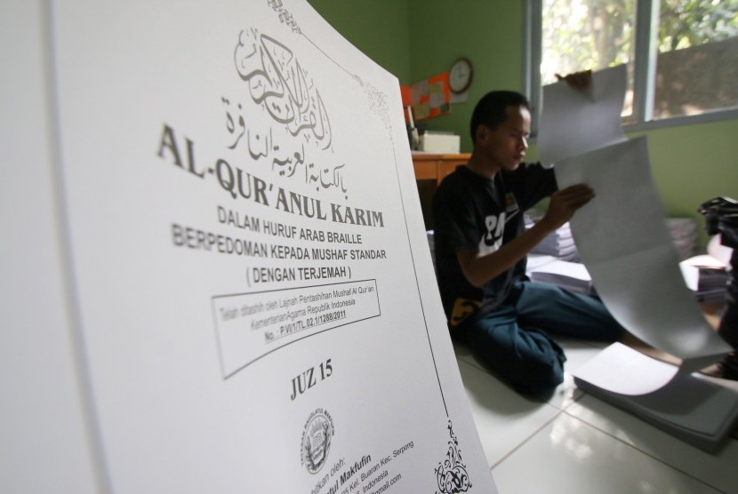Penyandang tunanetra menyelesaikan pembuatan Alquran braille di Tangerang, Banten, Rabu (24/6).