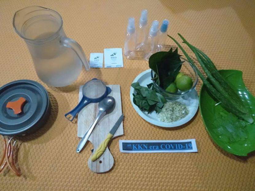 Penyanitasi tangan atau hand sanitizer berbahan daun sirih dan lidah buaya buatan mahasiswa Universitas Sebelas Maret (UNS) Solo, Warida Rahmani. Inovasi tersebut dibuat dalam rangka Kuliah Kerja Nyata (KKN) Penanganan Covid-19. 