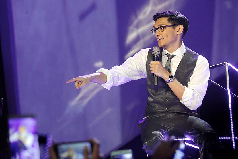 Penyanyi Afgan beraksi pada konser bertajuk Dari Hati Afgan di Jakarta Convention Center, Jakarta, Sabtu (14/2). 