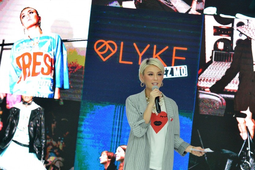 Penyanyi Agnez Monica atau Agnez Mo menyampaikan paparan ketika peluncuran digital store fesyen 'LYKE' di Jakarta, Kamis (26/10).
