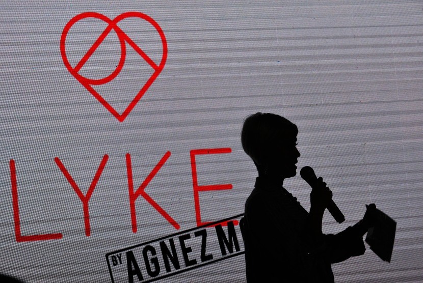 Penyanyi Agnez Monica atau Agnez Mo menyampaikan paparan ketika peluncuran digital store fesyen 'LYKE' di Jakarta, Kamis (26/10).