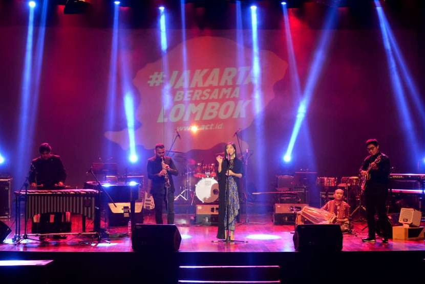  Penyanyi Amalia Ong pada konser kemanusiaan Jakarta Loves Lombok di Gedung Kesenian Jakarta, Rabu (19/9) malam. Konser yang digelar oleh ACT tersebut guna mengumpulkan donasi kemanusiaan untuk para korban gempa lombok.