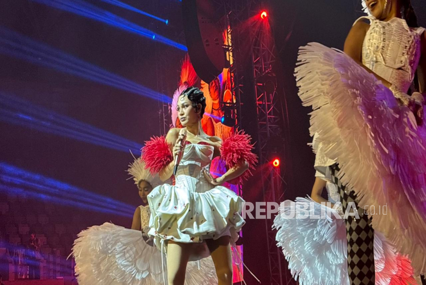 Penyanyi Andien dalam konser Suarasmara: 25 Years of Musical Celebration di Istora Senayan, Jakarta, pada Sabtu (15/11/2025).