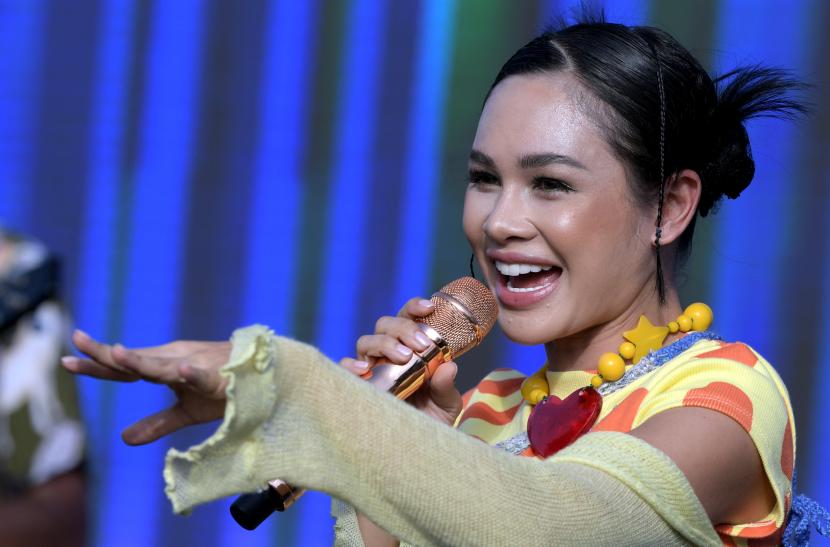 Penyanyi Andien tampil menghibur peserta Maybank Bali Marathon 2022 saat hari kedua pengambilan paket lomba di Taman Bhagawan, Nusa Dua, Badung, Bali, Sabtu (27/8/2022). Andien merilis lagu baru berjudul Mati Rasa.