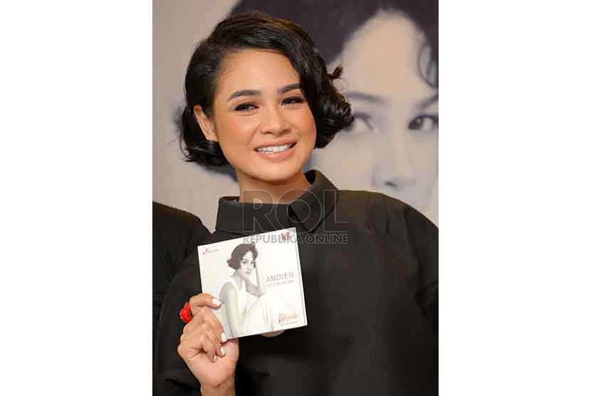 Penyanyi Andini Aisyah Haryadi atau Andien menunjukkan cover album terbarunya yang berjudul Let It Be My Way