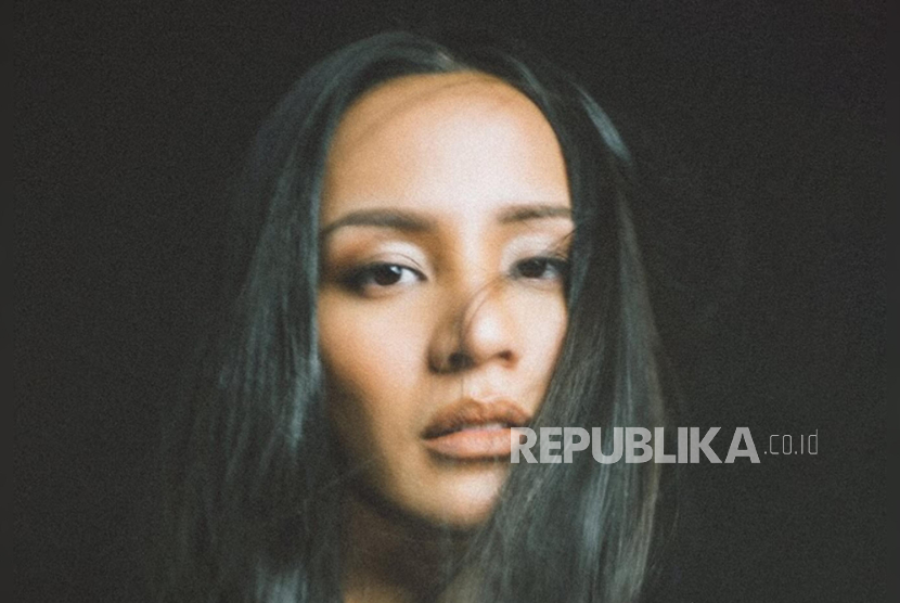 Penyanyi Angel Pieters kembali meramaikan belantika musik Indonesia lewat lagu terbarunya.