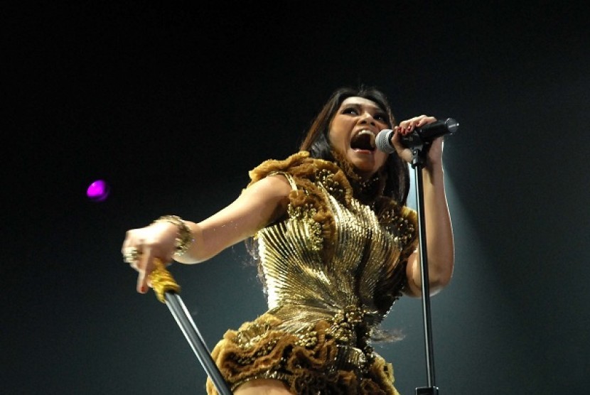 Penyanyi Anggun C Sasmi beraksi menghibur penggemarnay dalam konser tunggal yang bertajuk 