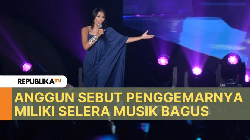 Penyanyi Anggun C Sasmi menghibur para penggemarnya saat konser di Jakarta Convention Center (JCC), Ahad (28/7/2024). Konser EnchantingAnggun ini merupakan konsernya yang keempat kalinya di Indonesia. Dalam konser tersebut Anggun menyanyikan 20 lagu yang mana  di antaranya dinyanyikan solo maupun berkolaborasi dengan musisi lain. Musisi yang terlibat di konser ini yaitu Ahmad Albar, Ian Antono, Isyana Sarasvati, dan Fabio Asher.