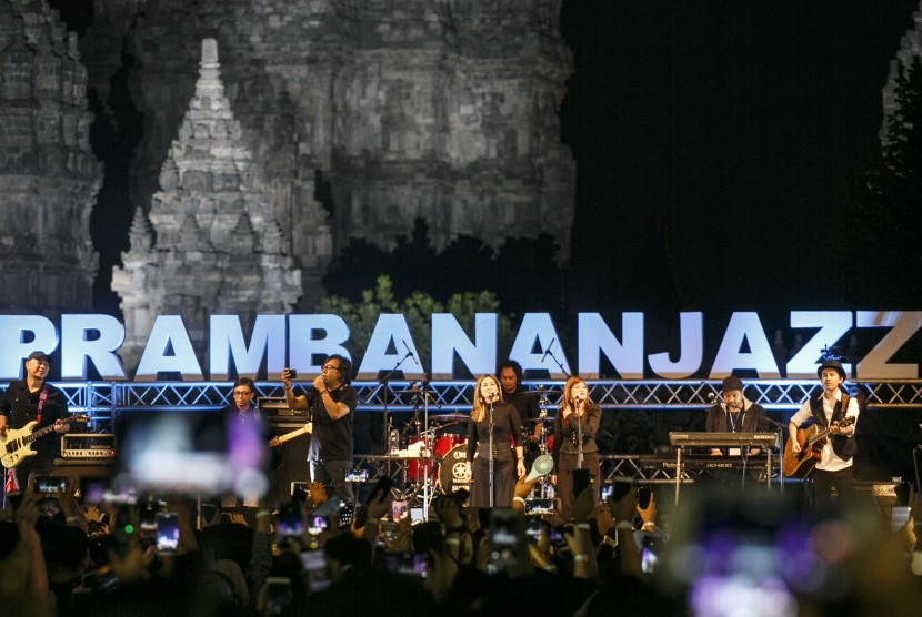 Penyanyi Ari Lasso tampil pada acara Prambanan Jazz Festival 2019 di Taman Wisata Candi Prambanan, Sleman, DI Yogyakarta.