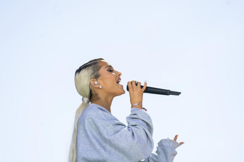 Penyanyi Ariana Grande. Grande dikabarkan hengkang dari SB Project. Jika ini benar, maka akan berdampak pada perusahaan musik Hybe America yang baru membeli perusahaan tersebut.