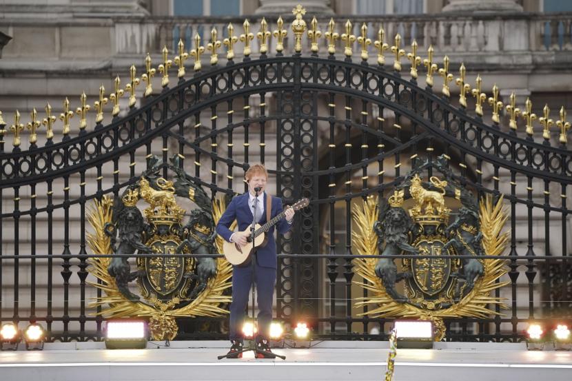 Penyanyi asal Inggris Ed Sheeran bernyanyi dalam perayaan Platinum Jubilee Ratu Elizabeth II di depan Istana Buckingham, Ahad (5/6/2022).