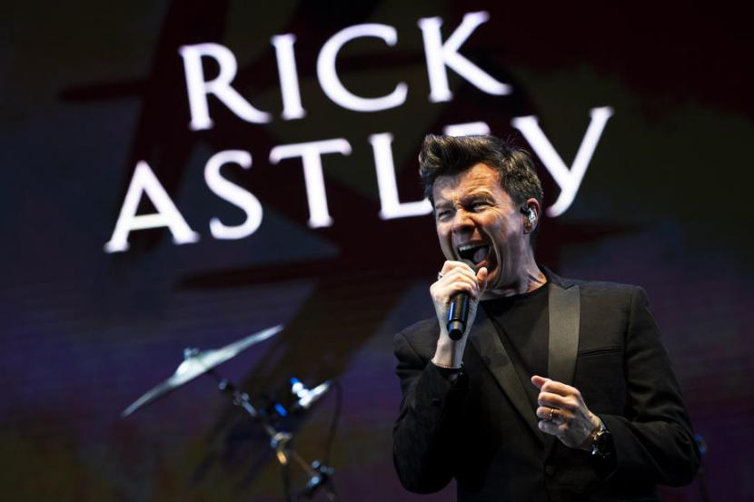 Penyanyi asal Inggris Rick Astley menduduki puncak tangga lagu dengan Never Gonna Give You Up pada 34 tahun lalu.