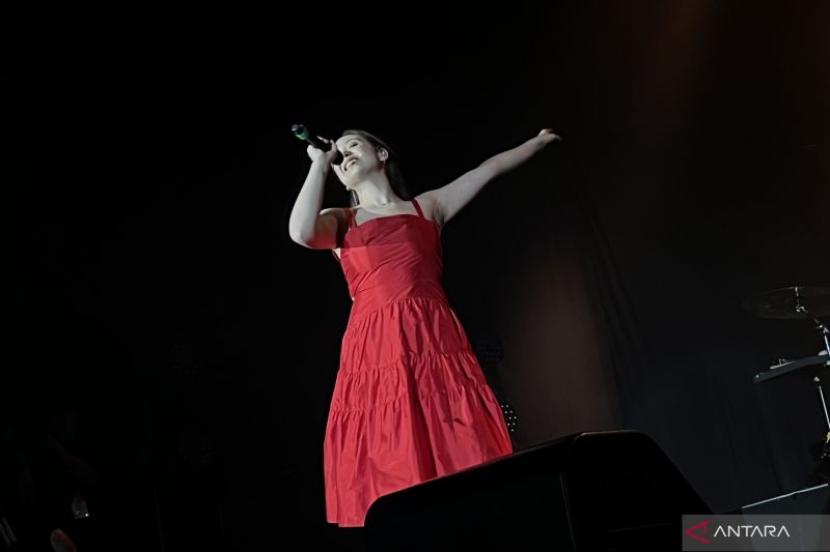 Penyanyi asal Islandia Laufey saat tampil di BNI Java Jazz Festival, Sabtu (25/5/2024).