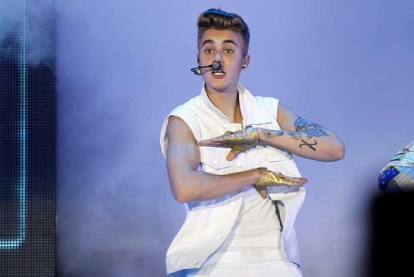 Penyanyi asal Kanada Justin Bieber saat tampil dalam konser  