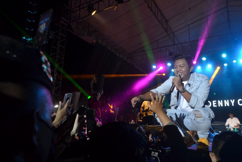 Penyanyi asal Ngawi, Denny Caknan menghipnotis ribuan fans-nya GOR Goentoer Darjono, Purbalingga, Sabtu (20/8/22) malam.