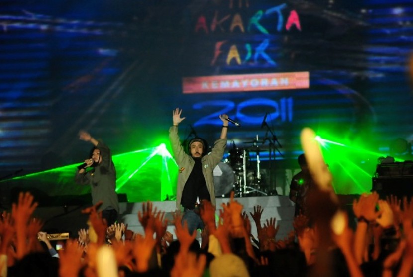 Penyanyi beraliran reggae Ras Muhammad memeriahkan panggung utama Jakarta Fair 2011 atau Pekan Raya Jakarta di Jakarta International Expo Kemayoran, Jakarta, Senin (13/6).