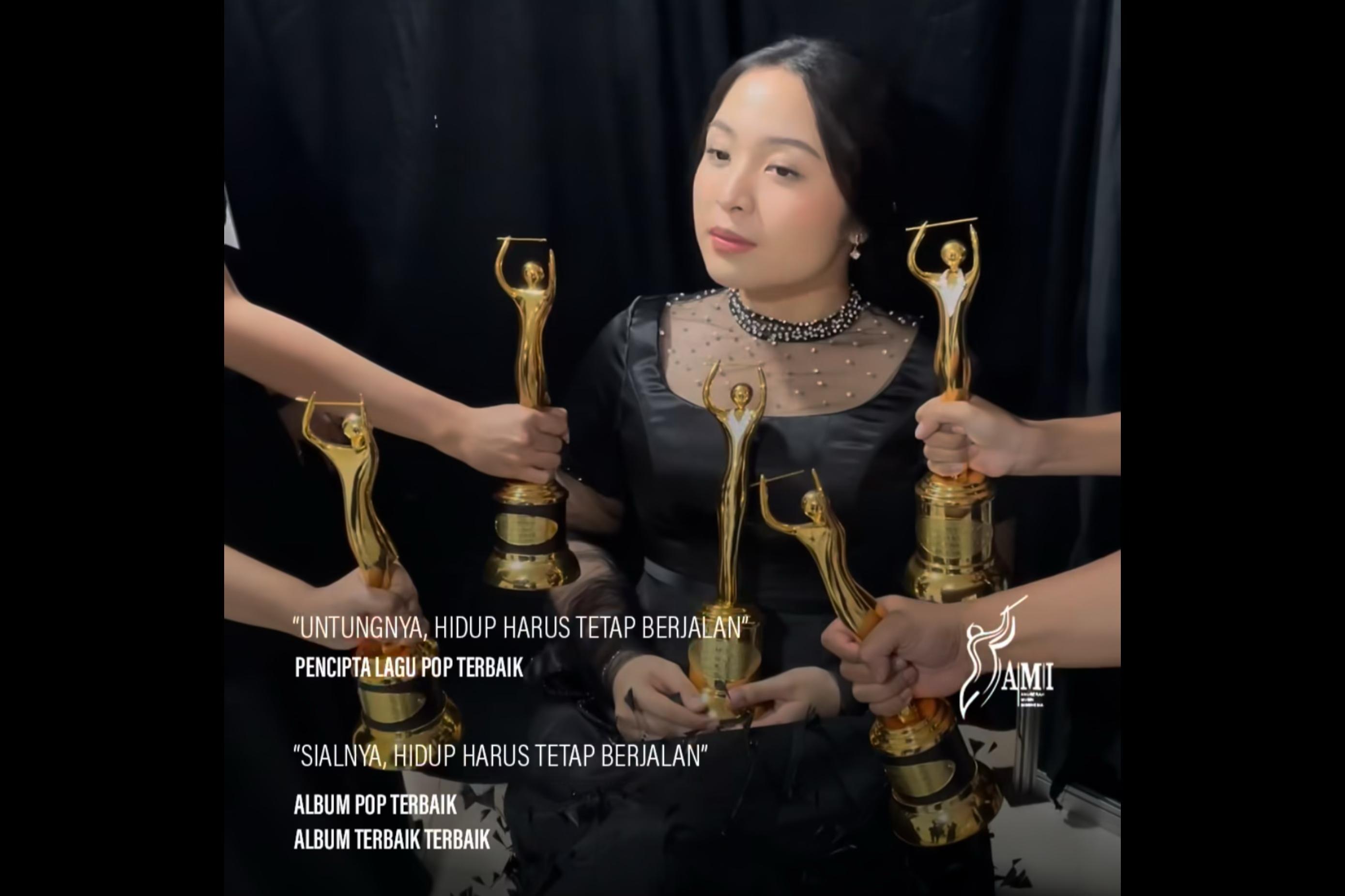 Penyanyi Bernadya berpose dengan piala AMI Awards 2024 pada Rabu (4/12/2024).