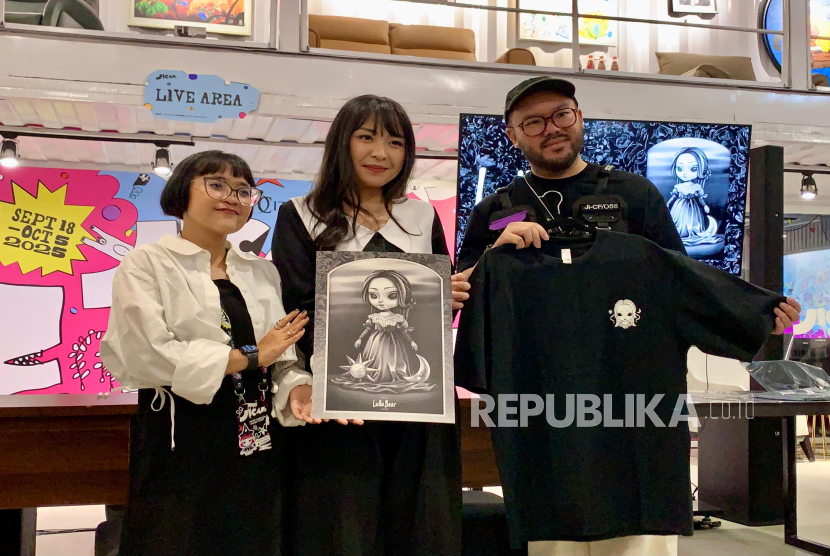 Penyanyi Bernadya (tengah) dalam perilisan proyek bertajuk Bernadya d Wickana yang melahirkan karakter ikonik Lulla Bear di JICAF 2025, Jakarta, pada Rabu (24/9/2025).