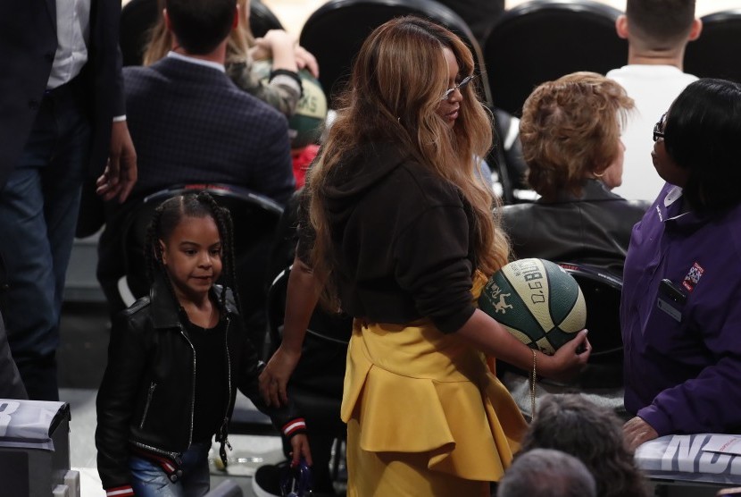 Penyanyi Beyonce menggandeng putrinya Blue Ivy.