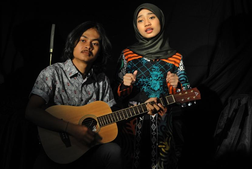 Penyanyi cilik Arfa Marqia bersama musisi asal Palembang, Lendra yang menciptakan 