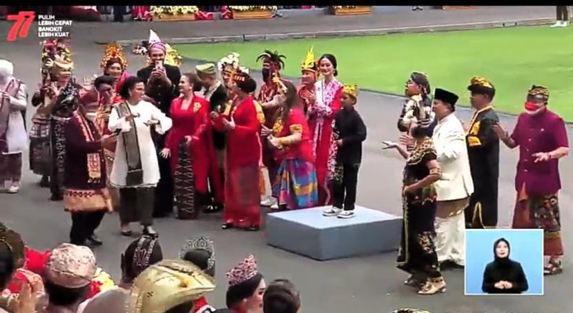 Penyanyi cilik asal Banyuwangi, Jawa Timur, Farel Prayoga seperti magnet yang membuat tamu undangan serta menteri Kabinet Joko Widodo bergoyang mengikuti irama lagunya, Rabu (17/8/2022)