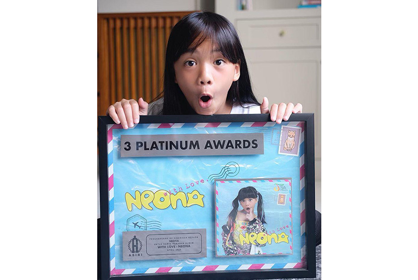 Penyanyi cilik Neona meraih penghargaan triple platinum untuk album Neona, with Love.