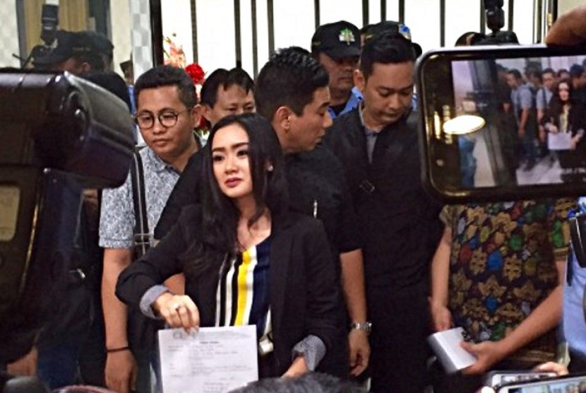 Penyanyi Cita Citata usai melaporkan anggota DPR dari Fraksi Partai Gerindra Amrullah Amri Tuasikal ke Mahkamah Kehormatan Dewan (MKD). 