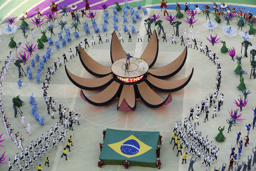 Penyanyi Claudia Leitte, Jennifer Lopez dan Pitbull beraksi dalam pembukaan Piala Dunia 2014 di Arena Corinthians, Sao Paulo, Kamis (12/6). 