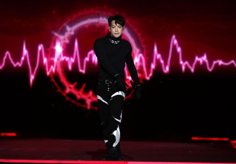 Penyanyi dan aktor asal Korea Selatan, Rain. Saat tampil di acara musik KCON LA 2023, Rain mendapatkan black ocean. (ilustrasi)