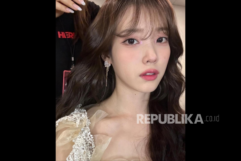 Penyanyi dan aktris Korea Selatan, IU. IU secara resmi ditunjuk sebagai duta promosi baru untuk Kantor Bea Cukai Utama Bandara Incheon.