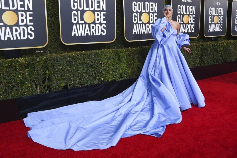 Penyanyi dan aktris Lady Gaga tiba di karpet merah Golden Globe Awards ke-76 di Beverly Hilton Hotel , Beverly Hills, Kalifornia, Ahad (6/1).