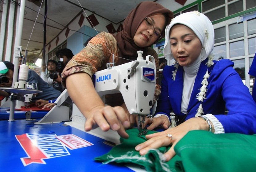 Penyanyi dan bintang film yang menjadi Calon Anggota Legislatif PAN daerah pemilihan Jawa Barat IV Sukabumi Desy Ratnasari di dampingi warga mencoba mesin jahit yang merupakan sumbangan Aksi Nyata PAN dalam kunjungannya di Desa Cijurey, Kecamatan Gegerbitu