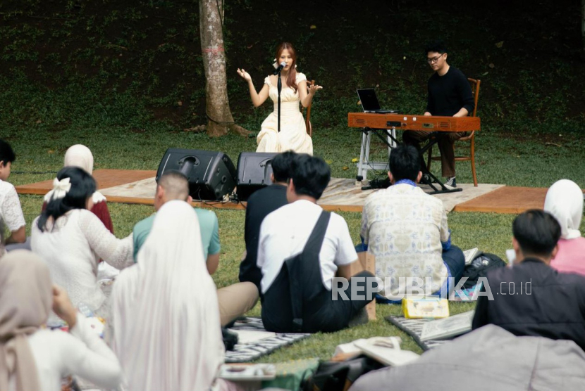 Penyanyi dan penulis lagu berbakat, Nadin Amizah, bertemu penggemarnya di Rumah Gautama