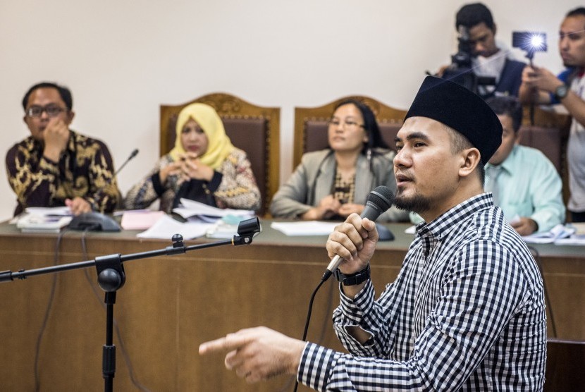 Penyanyi dangdut Saipul Jamil memberikan kesaksian saat sidang praperadilan kasus suap terdakwa Panitera Pengadilan Jakarta Utara Rohadi di Pengadilan Negeri Jakarta Pusat, Jakarta, Kamis (28/7). 