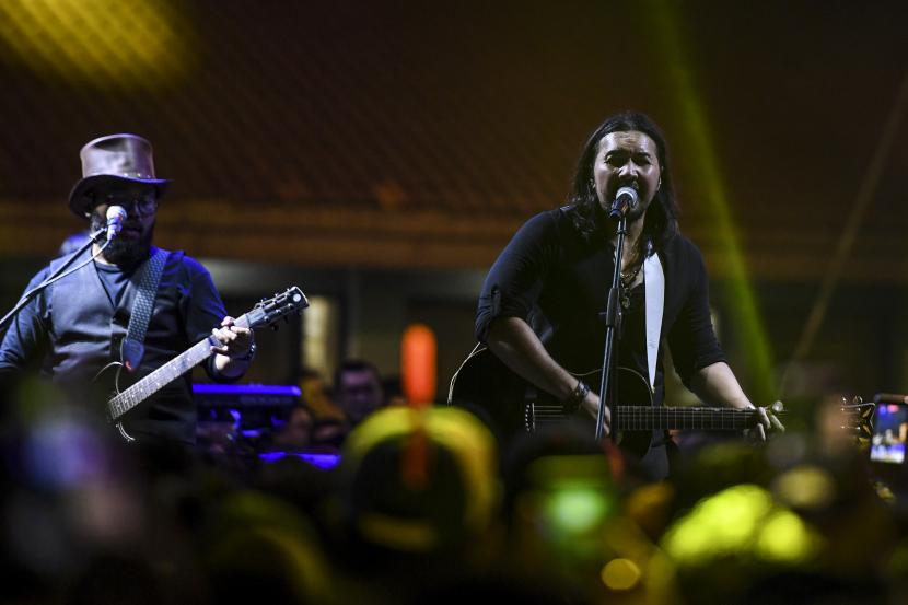 Penyanyi David Bayu (kanan) tampil pada hari pertama Synchronize Fest 2022 di Gambir Expo Kemayoran, Jakarta, Jumat (7/10/2022). David merilis album Di Dalam Jiwa.