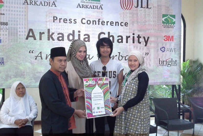 Penyanyi Delia Septianti (dua dari kiri) saat memberikan donasi kepada dua yayasan Yatim Piatu di Jakarta beberapa waktu lalu