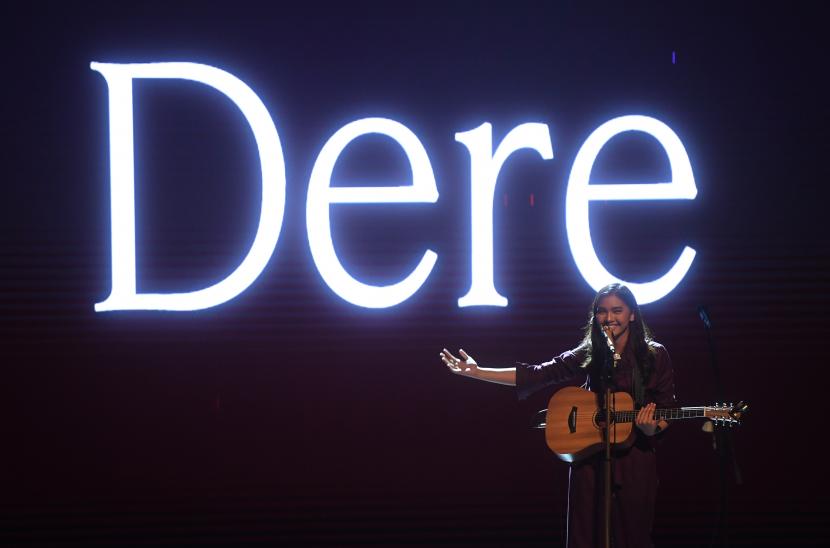Penyanyi Dere membawakan lagu saat Konser +Jakarta Tenteram Jiwa Dalam Suara di Teater Besar, Taman Ismail Marzuki, Jakarta, Sabtu (11/6/2022). Dere resmi merilis album perdananya, Rubik, pada Kamis (21/7/2022).