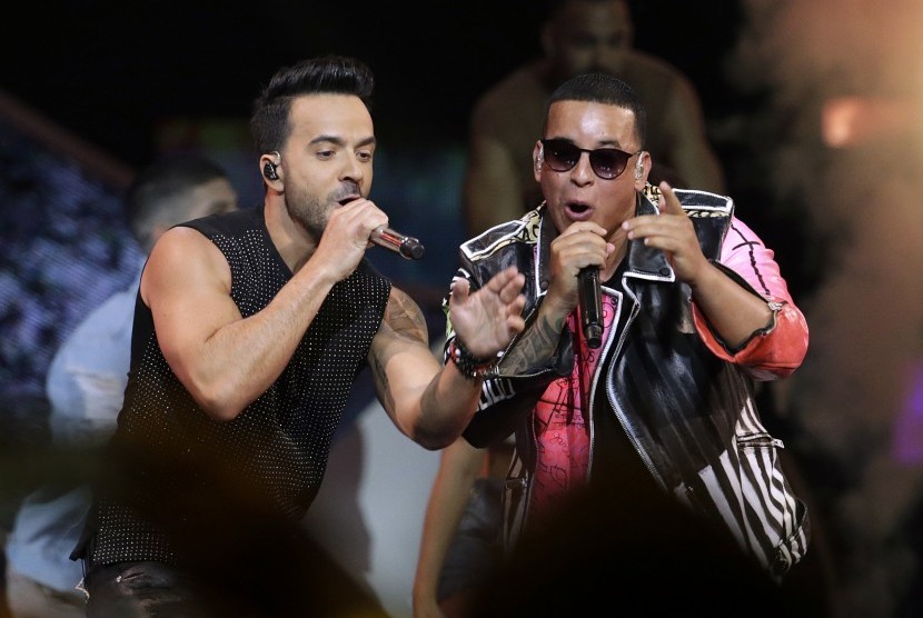 Penyanyi Despacito, Luis Fonsi, kiri dan Daddy Yankee.