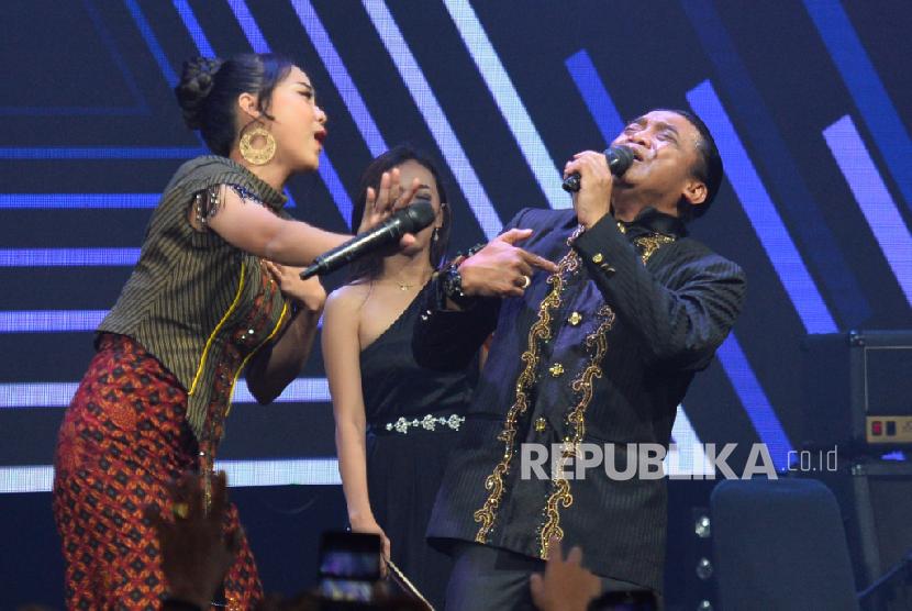 Penyanyi Didi Kempot berduet dengan penyanyi Sisca JKT48 saat menggelar konser tunggal bertajuk The Godfather of Broken Heart Konangan Concert di Jakarta, Jumat (20/9).