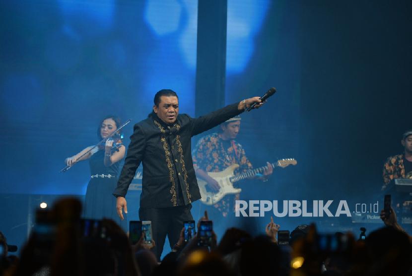Penyanyi Didi Kempot menggelar konser tunggal bertajuk The Godfahter of Broken Heart Konangan Concert di Jakarta, Jumat (20/9). 