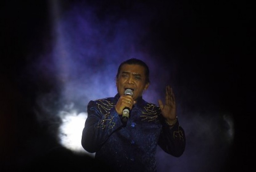 Penyanyi Didi Kempot menghibur penggemarnya saat tampil pada Jazz Traffic Festival di Surabaya, Jawa Timur, Sabtu (14/9/2019) malam. Festival jazz yang menampilkan puluhan musisi tanah air tersebut berlangsung 14-15 September 2019. 