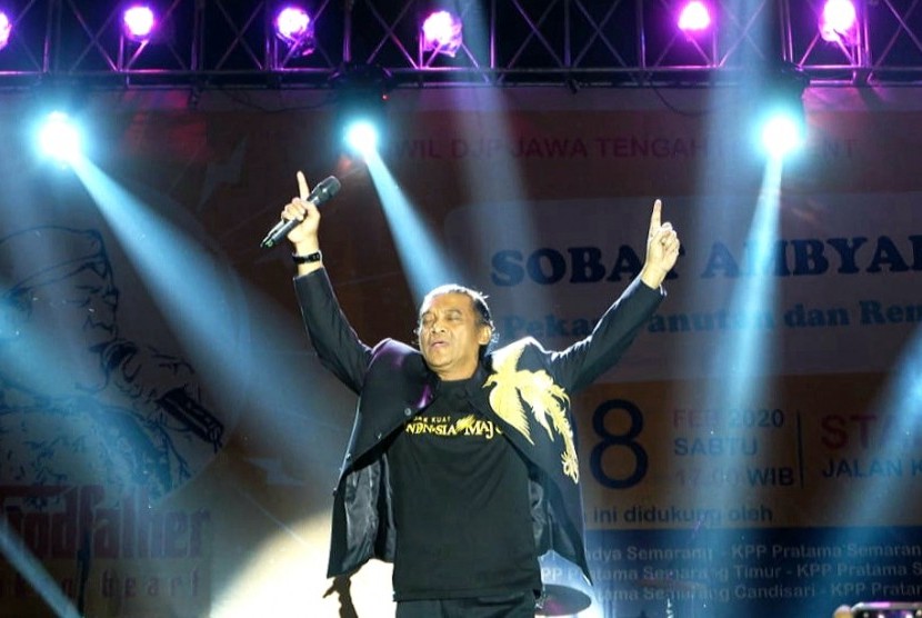 Penyanyi Didi Kempot saat tampil dalam konser bertajuk ‘Sobat Ambyar Pamer SPT’ yang dilaksanakan Kantor Wilayah DJP Jawa Tengah I, di Stadion Diponegoro, Kota Semarang, Jawa Tengah, Sabtu (8/2) malam. Konser ini merupakan kampanye untuk mengingatkan kepatuhan wajib pajak terhadap pelaporan Surat Pemberitahuan (SPT) Tahunan Pajak Penghasilan (PPh) Orang Pribadi.