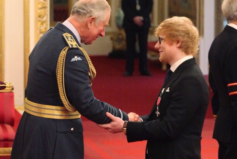 Penyanyi Ed Sheeran menerima penghargaan Member of the Most Excellent Order of the British Empire 