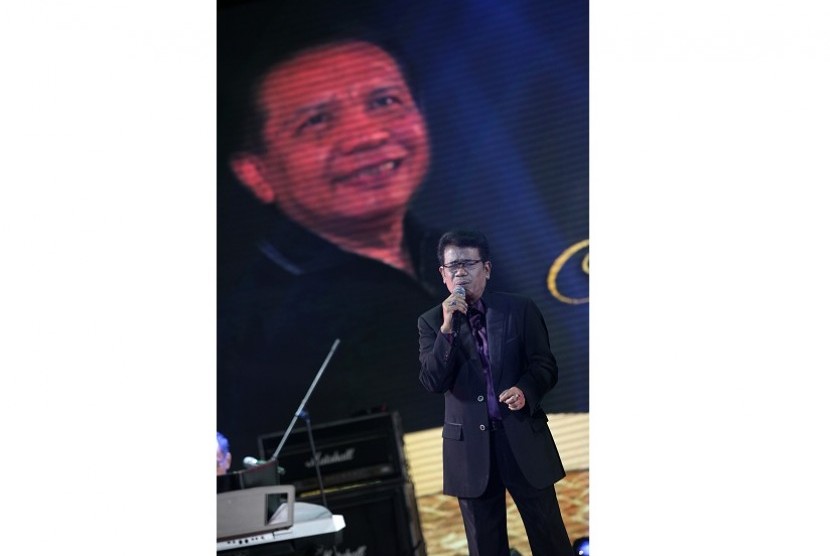 Penyanyi Eddy Silitonga tampil pada konser yang bertajuk Tribute To Rinto Harahap di Jakarta, Sabtu (21/3). 