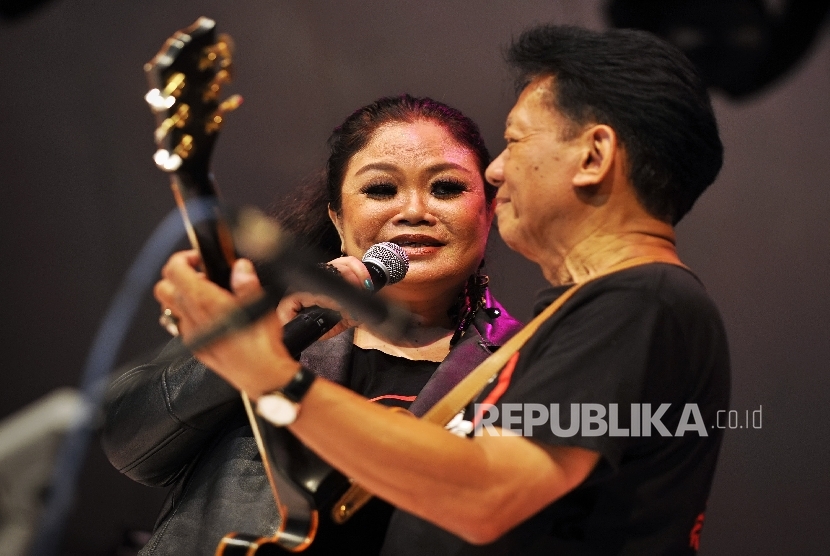 Penyanyi Ermy Kullit (kiri) bersama musisi Jazz Ireng Maulana (kanan) 