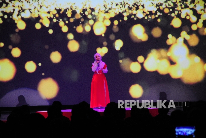 Penyanyi Fatin beraksi saat malam penganugerahan Tokoh Perubahan Republika 2015 di Jakarta, Senin (21/3) malam. 