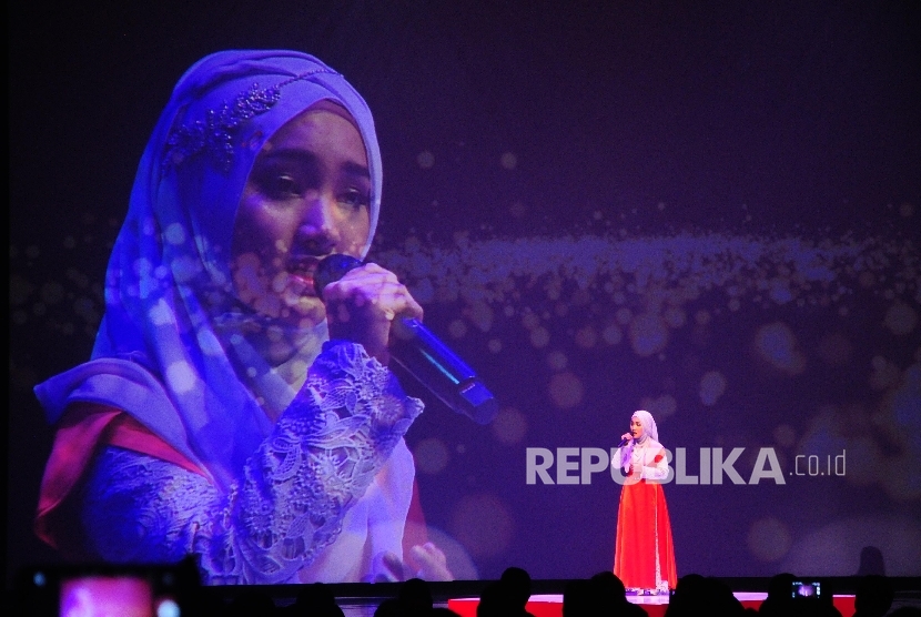 Penyanyi Fatin beraksi saat malam penganugerahan Tokoh Perubahan Republika 2015 di Jakarta, Senin (21/3) malam. 