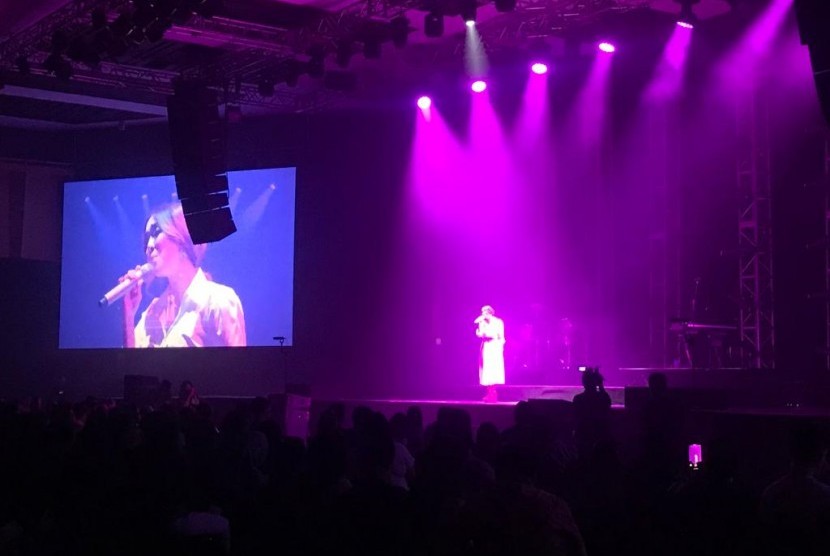 Penyanyi Gisella Anastasi di pembukaan konser Lukas Graham, Selasa (1/10).